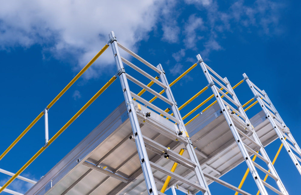 Preventing falls on scaffolding